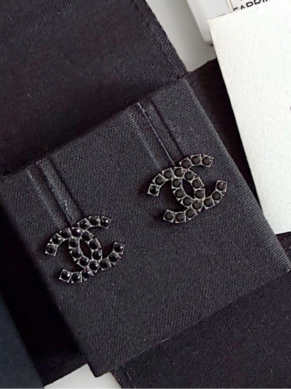 CHANEL CC RUTHENIUM/BLACK 2018 CRYSTAL STUD EARRINGS + BOX - Picture 5 of 11